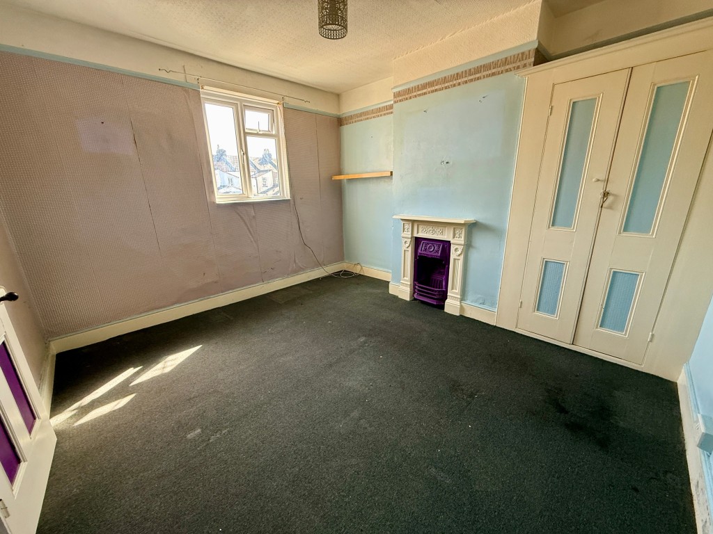 Lot: 150 - THREE-BEDROOM HOUSE FOR IMPROVEMENT - Bedroom two